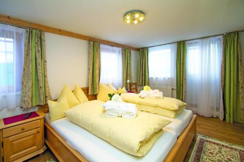 um quarto com duas toalhas brancas numa cama em Gertis Ferienwohnung em Hochfilzen