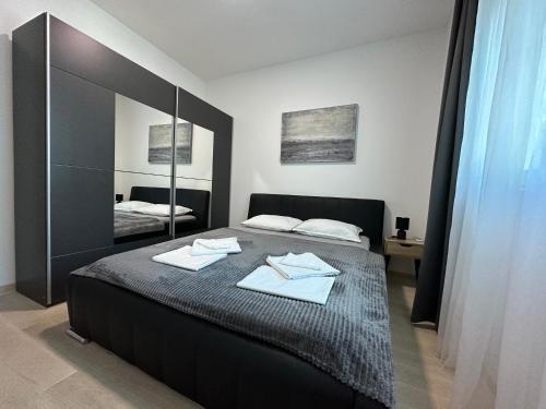 Giường trong phòng chung tại Ambassador apartment Bečići