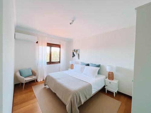 Ένα ή περισσότερα κρεβάτια σε δωμάτιο στο Just Like Home Casa Glória