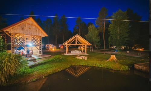 une cabine dans un parc la nuit dans l'établissement Forest Lodge Camping Menina, à Rečica ob Savinji