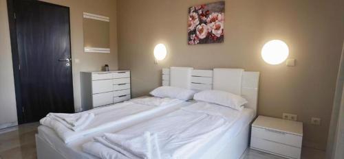 1 dormitorio con 1 cama grande y muebles blancos en Dream Villa in Imperial Heights Villas en Sunny Beach