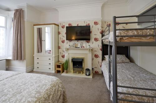 Postel nebo postele na pokoji v ubytování Modern Ground Floor, 2 bedroom Apartment, with games, chill out room