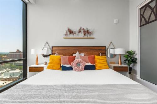 En eller flere senge i et værelse på 'Mountain Serenity' A Luxury Downtown Condo with Mountain Views at Arras Vacation Rentals