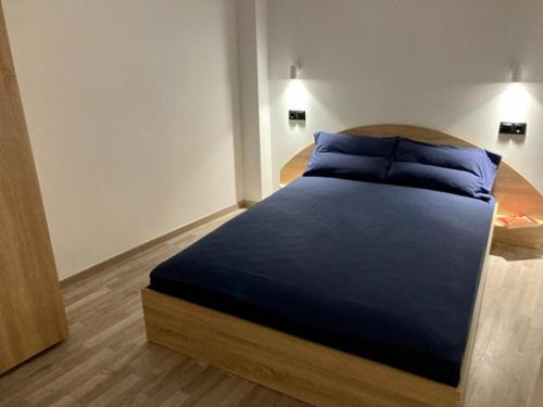 una camera da letto con un letto con cuscini blu di Modern Penthouse Thessaloniki a Salonicco