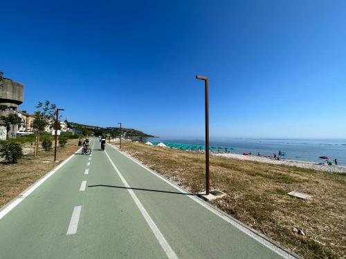 a road next to the beach with people walking at Da Concy in Fossacesia