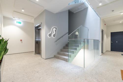 una scala in un edificio con una ringhiera in vetro di Laulupargi Lux Residence a Tallinn