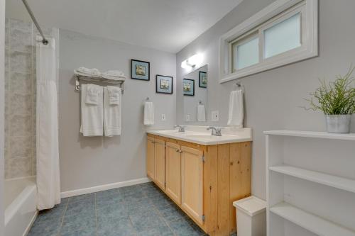 Un baño con lavabo, ducha y bañera. en Beautiful Winter Escape on Bromley Mountain!, en Peru