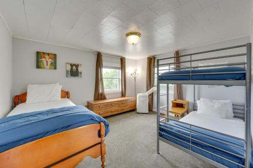 - une chambre avec 2 lits superposés et un bureau dans l'établissement Beautiful Winter Escape on Bromley Mountain!, à Peru