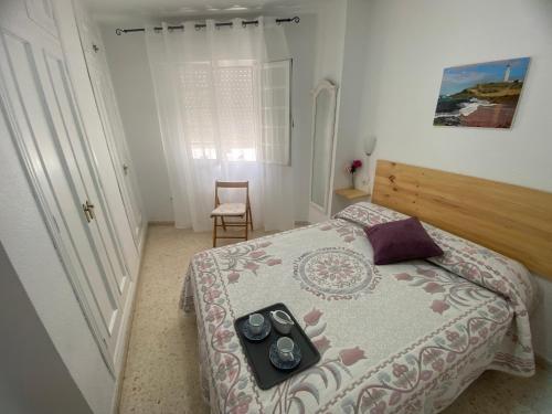 - une chambre avec un lit et un plateau dans l'établissement PISO ATuN, à Barbate