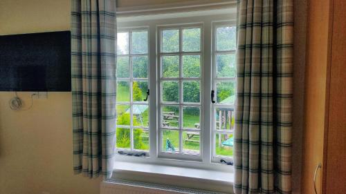 una finestra con vista su un cortile di The Trusty Servant Inn a Lyndhurst