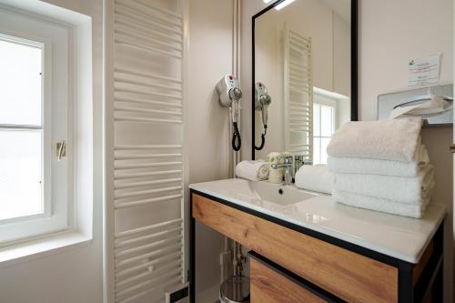 y baño con lavabo y espejo. en Hotel Val De Loire en Azay-le-Rideau