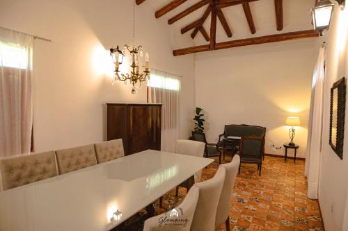 伊瓜蘇港的住宿－GLAMPING SELVA IGUAZU，客厅配有白色的桌子和椅子
