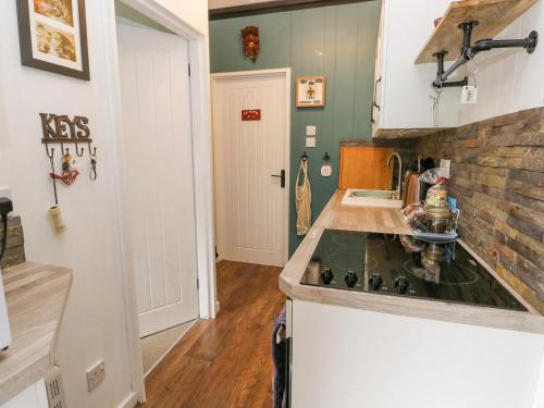 cocina con fregadero y encimera en Doirewood, en Newcastle Emlyn