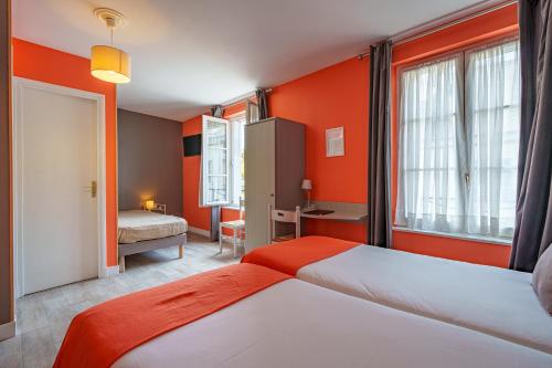 Кровать или кровати в номере Hotel Val De Loire