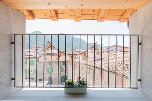 einen Balkon mit Blick auf ein Gebäude in der Unterkunft La Piazzetta in Iseo