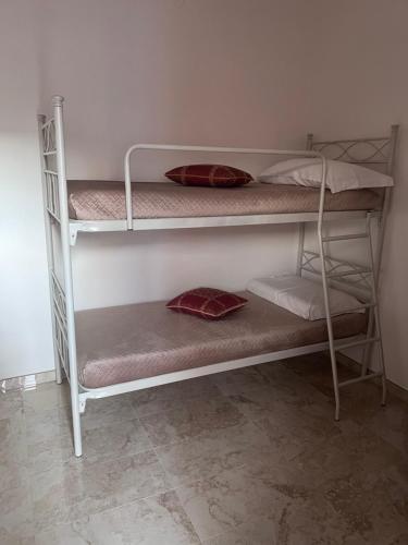 リド・マリーニにあるCasavacanza La Reginaの二段ベッド2組が備わる客室です。