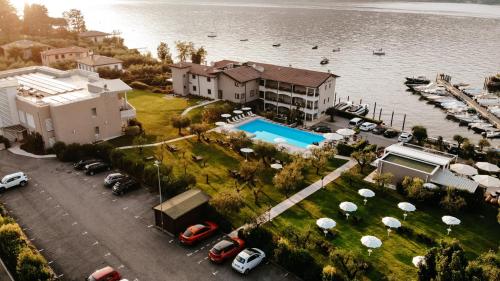 una vista aérea de una casa junto a un puerto deportivo en Bella Hotel & Restaurant with private dock for mooring boats, en San Felice del Benaco