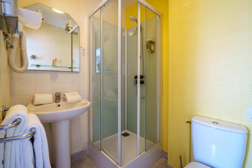 Ванная комната в Hotel Val De Loire