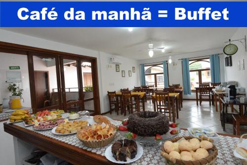 una mesa con muchos tipos diferentes de comida en ella en Oceano Pousada - Buffet de café da manhã e serviço de quarto diário, en Bombinhas