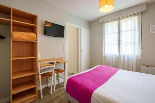 Кровать или кровати в номере Hotel Val De Loire