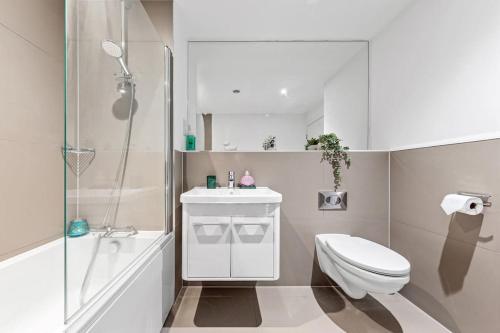 a bathroom with a toilet and a sink and a shower at Cozy Canterbury 1 BR flat in London CB2 in Croydon