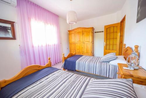 a bedroom with two beds and a window at Villa Teram in Alajeró