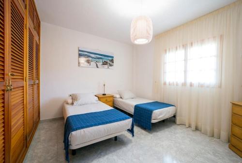 a bedroom with two beds and a window at Villa Teram in Alajeró