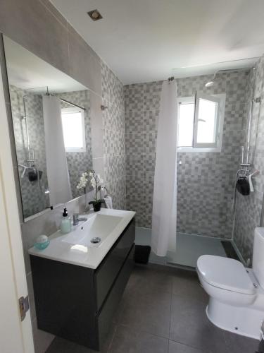 łazienka z umywalką, toaletą i prysznicem w obiekcie SEA VIEW Holiday Home in Marbella Resort w Marbelli
