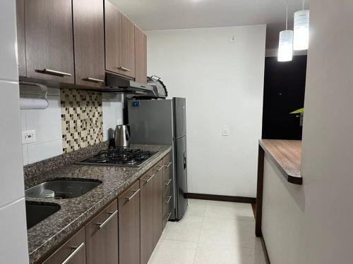 Kuchyňa alebo kuchynka v ubytovaní Apartamento a 2 cuadras Cable Plaza en Manizales