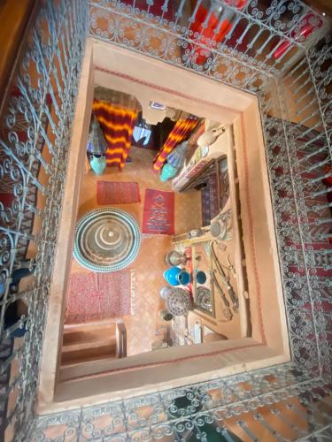 una vista desde arriba de una habitación con una mesa en Riad Dar Barbara, en Ouarzazate