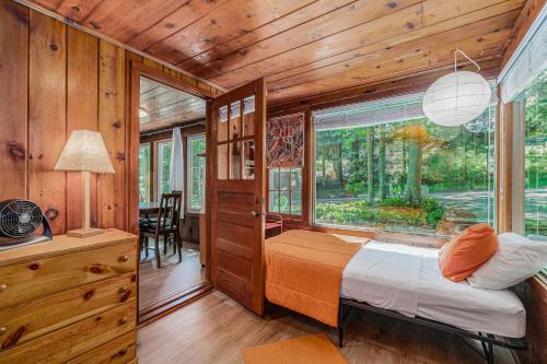 een slaapkamer met een bed en een groot raam bij Cottage Living in Beulah