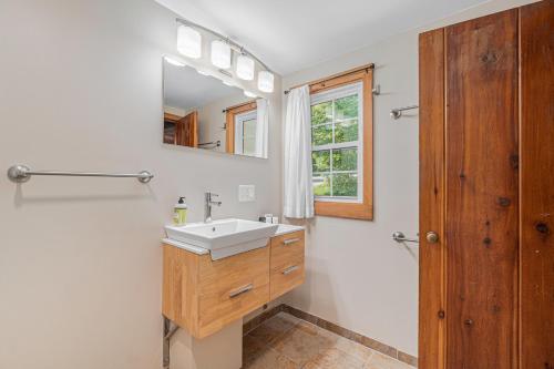 een badkamer met een wastafel en een spiegel bij Cottage Living in Beulah