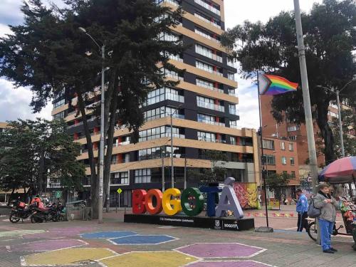 ein Schild vor einem hohen Gebäude mit einem Drachen in der Unterkunft Cómodo Apartamento en Bogotá, Chapinero Central - Theatron in Bogotá
