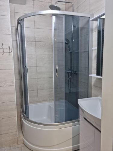 um chuveiro com uma porta de vidro na casa de banho em Коттеджи в ЦО “Радуга» em Chon-Sary-Oy