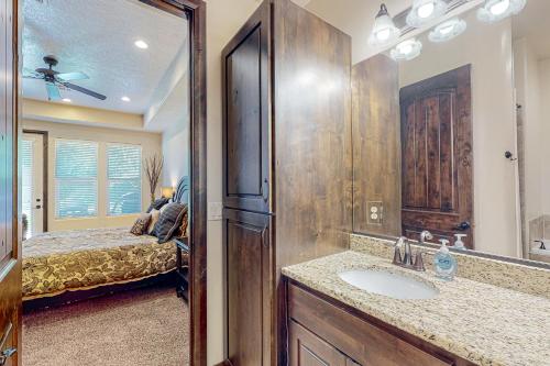 ein Badezimmer mit Waschbecken und Spiegel in der Unterkunft Coral Ridge Retreat in Washington