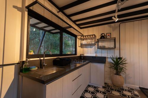 uma cozinha com um lavatório e uma janela em ZIRUMA HOUSE em Santa Elena