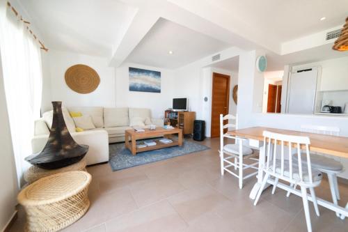 Η κουζίνα ή μικρή κουζίνα στο Sunset sea view & garden Spa Cala Tarida 6p max