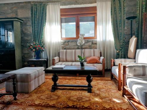 a living room with a couch and a table at ROSAS DA GRANJA - CASA DE CAMPO in Granja