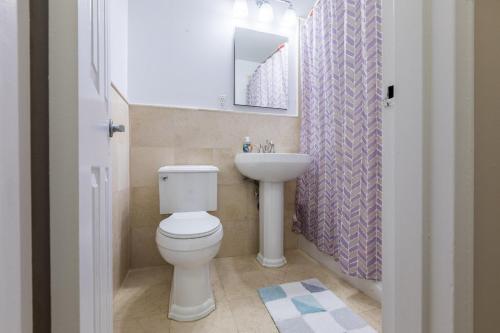 uma casa de banho com um WC e um lavatório em Awesome 2 Bedroom Apartment in NYC em Nova Iorque