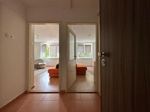 um corredor com uma porta aberta para uma sala de estar em Apartman Mina em Sarajevo