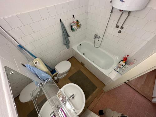 uma casa de banho com um WC, um lavatório e uma banheira em Apartman Mina em Sarajevo