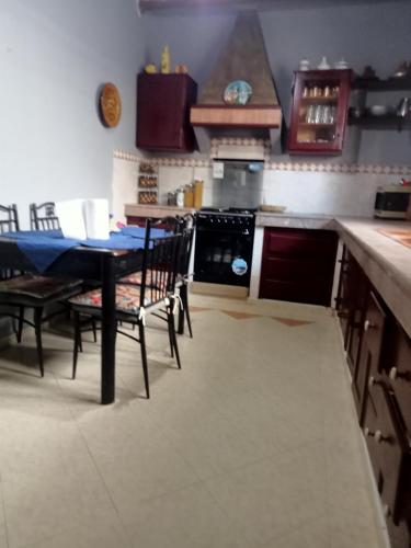 傑迪代的住宿－Villa sidi Bouzid，厨房配有桌椅和炉灶。