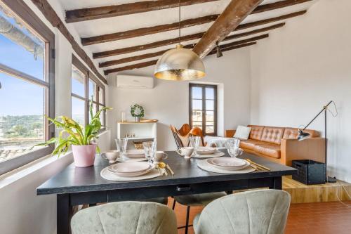une salle à manger avec une table et des chaises dans l'établissement Appartement des Cigales - Welkeys, à Cagnes-sur-Mer