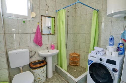 La salle de bains est pourvue d'un lave-linge et d'un lave-linge. dans l'établissement Sara Sutomore, à Sutomore