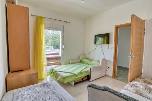 niewielka sypialnia z łóżkiem i oknem w obiekcie Sara Sutomore w Sutomore