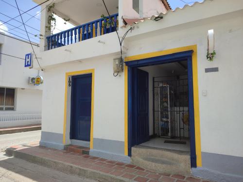 里奧阿查的住宿－Casa Flor Hostel & Drinks，街上有蓝色和黄色的门的建筑