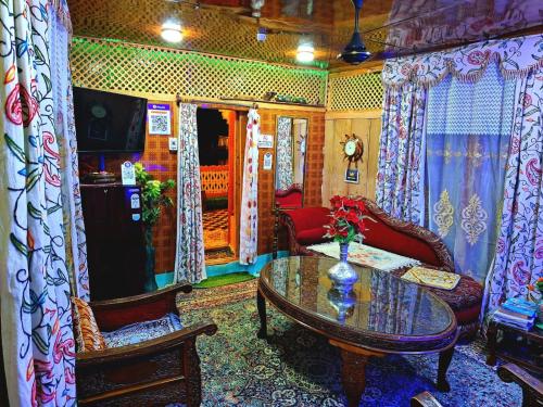 - un salon avec une table et deux chaises dans l'établissement HB king of kings, à Srinagar