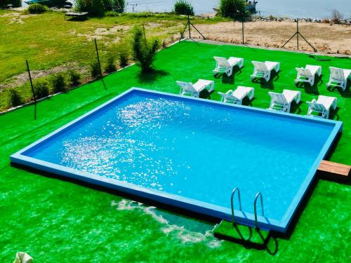 an overhead view of a swimming pool with chairs around it at Panorama Garden Pasohlavky in Pasohlávky