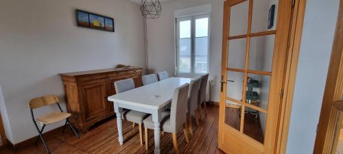 une salle à manger avec une table et des chaises blanches dans l'établissement Villa proche mer parking wifi, à Berck-sur-Mer