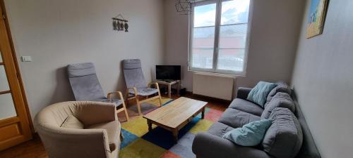 un salon avec un canapé, des chaises et une table dans l'établissement Villa proche mer parking wifi, à Berck-sur-Mer
